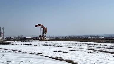 平原雪地石油开采视频的预览图